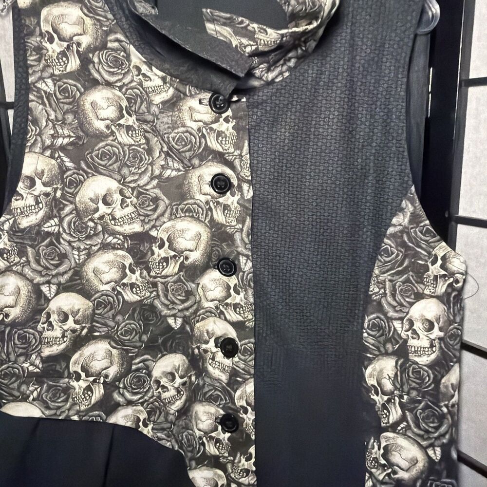 Women’s Black Gothic Skull Roses Shawl Collar Vest Size 1X - Picture 6 of 16